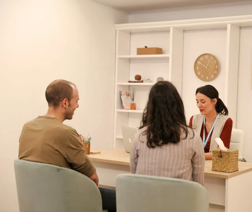 Psicóloga atendiendo a una pareja durante una consulta en la Clínica Toraño Palacio