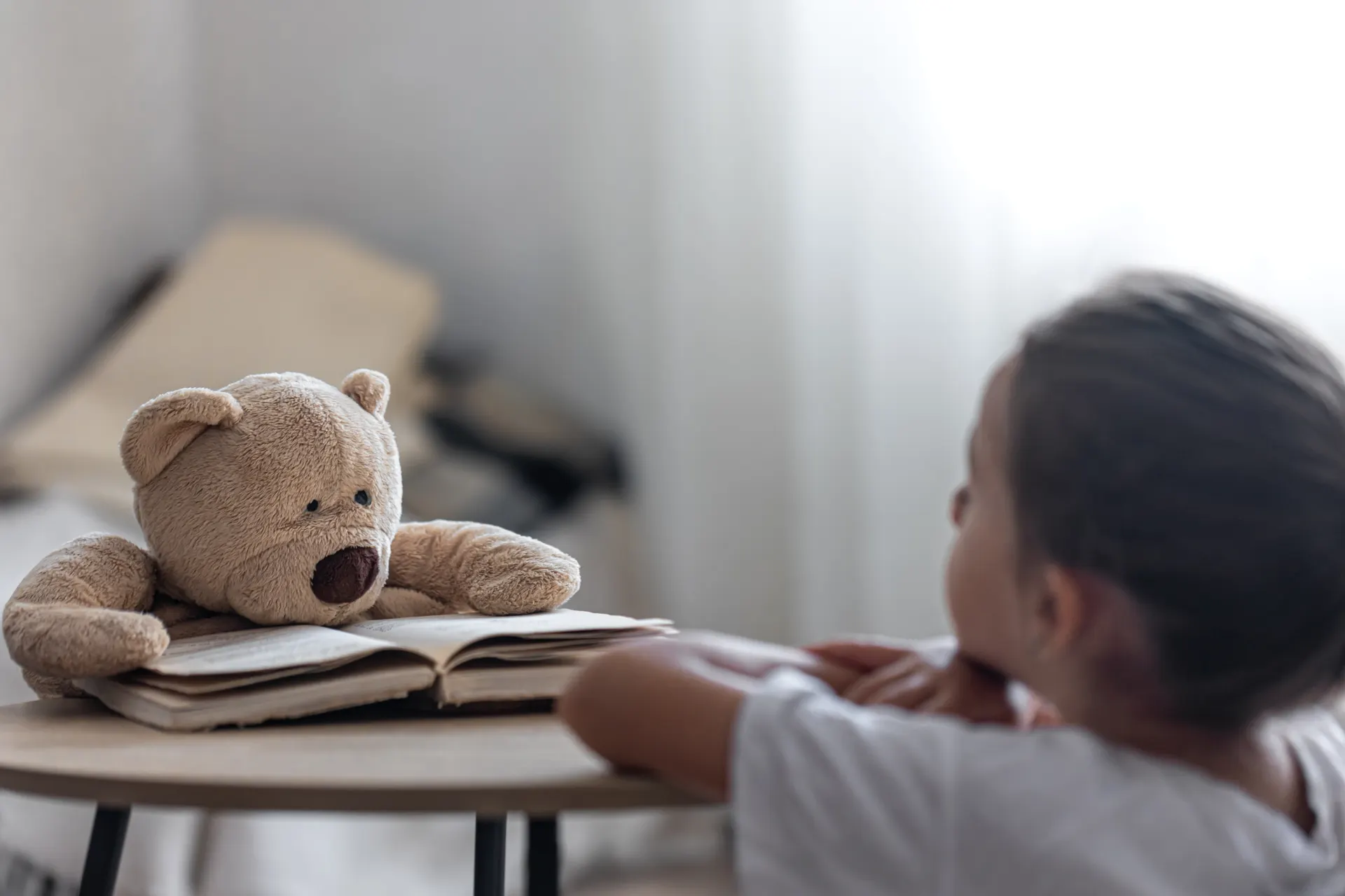 Niña jugando con un peluche durante una sesión de psicología infantil