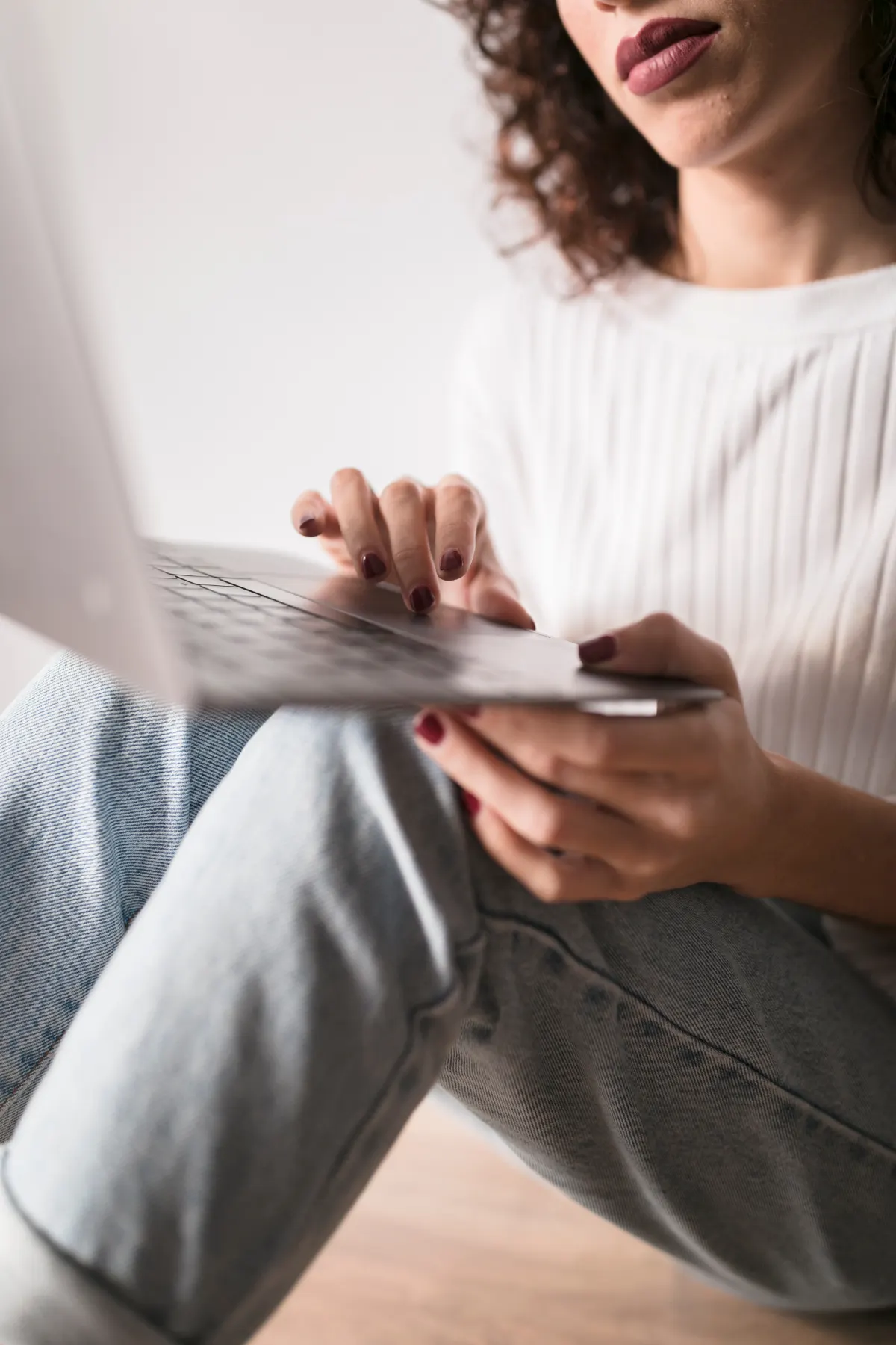 Psicóloga en una sesión de terapia online