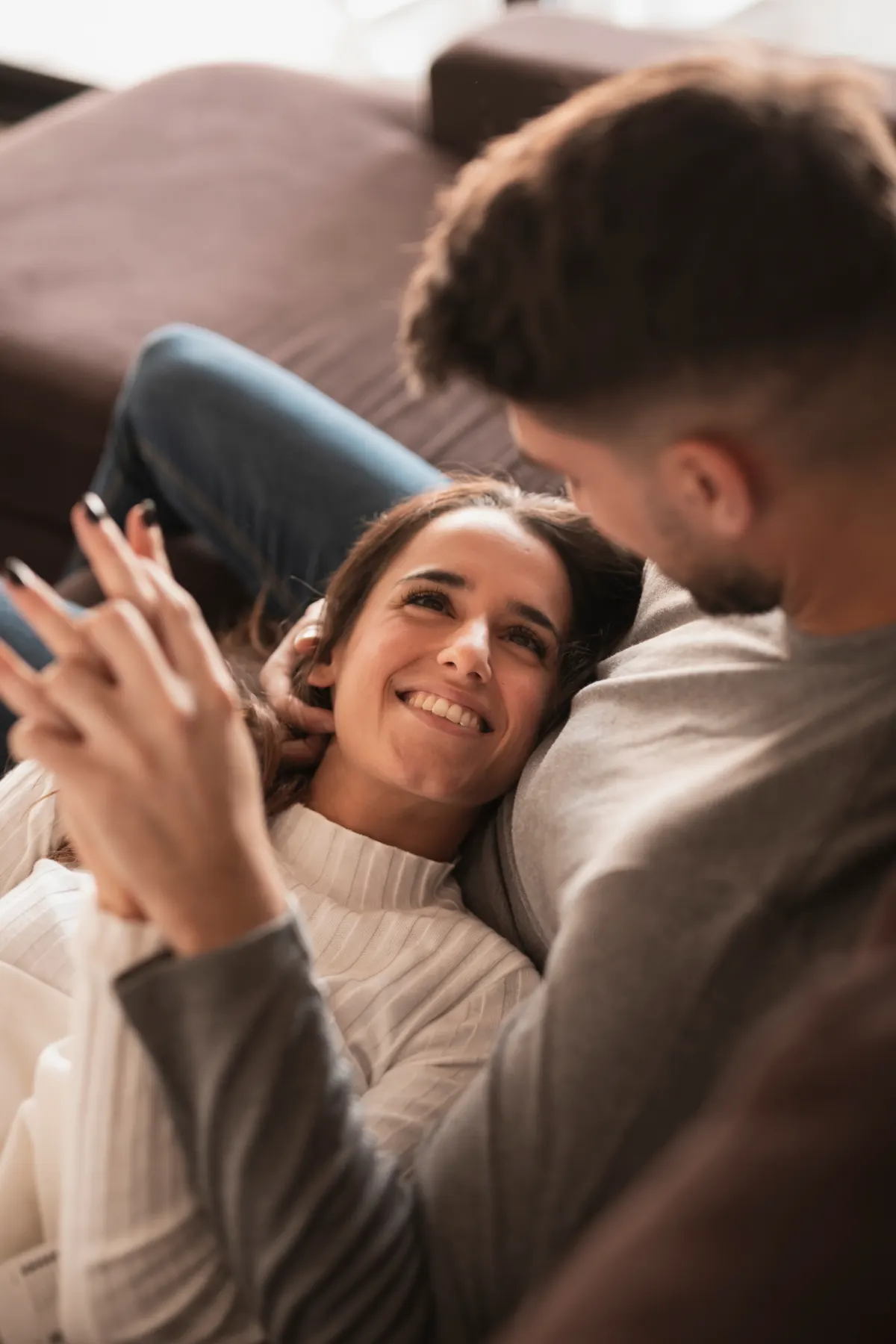 Terapeuta acompañando a una pareja